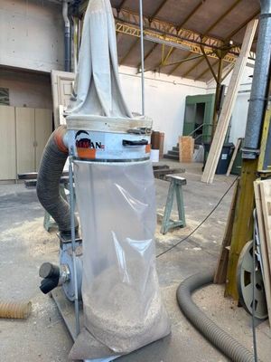 un homme qui travaille sur une machine dans un bâtiment