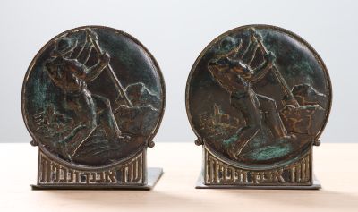 Paire de serre livres en régule à patine bronze figurant des…