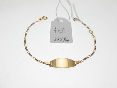Gros plan sur un bracelet en or portant une étiquette