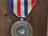 une médaille accrochée au mur à côté d'un livre