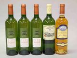 quatre bouteilles de vin sont alignées sur une table