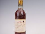 une bouteille de vin posée sur une table blanche