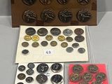 une boîte contenant de nombreux types de boutons différents