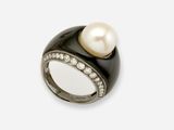 un gros plan d'une bague ornée d'une perle et de diamants