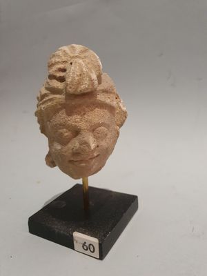 Tête de Bouddha en stuc au turban surmonté d’une bouffette