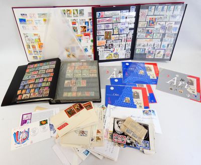 beaucoup de timbres et d'enveloppes sur la table