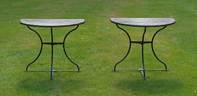 deux tables posées dans l'herbe