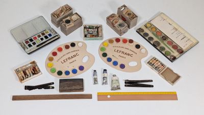 une image représentant un ensemble de matériel artistique, comprenant notamment une palette, des crayons, des gommes et d'autres articles