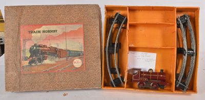 une boîte contenant un train sur une table