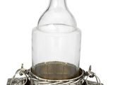 une image représentant une carafe en verre avec un panier en métal