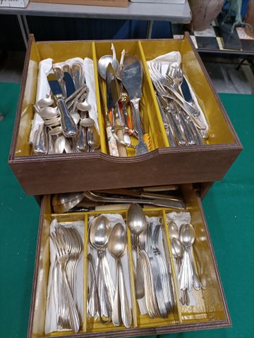 Ensemble de couverts en métal argenté dans un coffre en bois à de