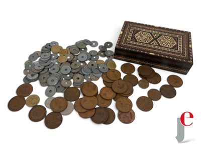 une boîte en bois remplie de pièces de monnaie posée sur une surface blanche