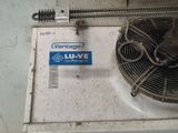 un ventilateur posé sur une cuisinière