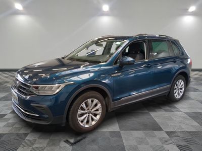 Le SUV Volkswagen bleu est garé sur un sol en carrelage à damier.