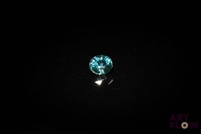 gros plan d'un diamant bleu sur une surface noire