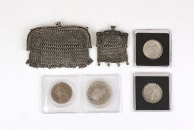 trois pièces d'argent et une bourse posées sur une surface blanche