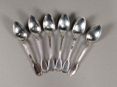 six cuillères en argent sont disposées en rang sur une surface grise