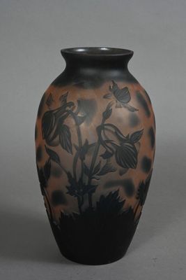 un vase noir et marron orné de fleurs
