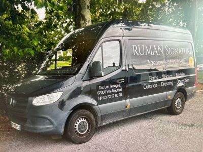une camionnette garée sur le côté de la route