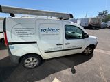 une camionnette blanche garée dans un parking