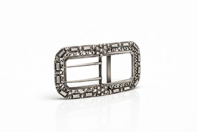 BOUCLE DE CEINTURE en argent (800/1000) le contour ajouré d'…