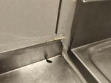 un gros plan sur un lavabo dans des toilettes publiques