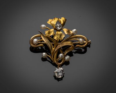 une broche en or et diamants ornée de fleurs et de perles