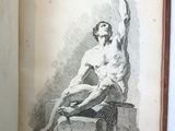 un vieux livre sur lequel figure le dessin d'un homme assis sur un banc