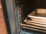 une poêle placée à l'intérieur d'un four dans lequel se trouve une autre poêle