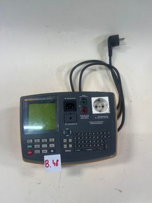 une calculatrice munie d'un cordon