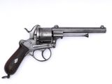 un vieux revolver avec un manche en bois sur fond blanc