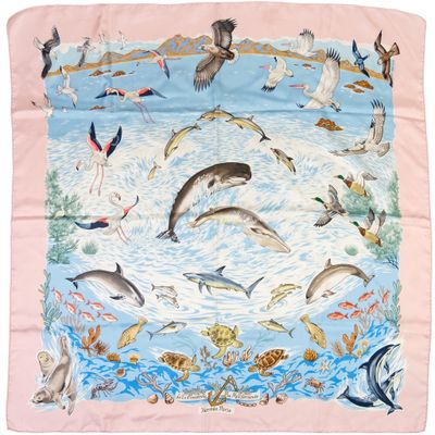 une photo d'une écharpe rose ornée d'un motif représentant des dauphins et des mouettes