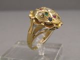 une image d'une bague en or ornée de pierres multicolores