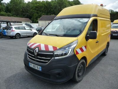 une camionnette jaune garée dans un parking