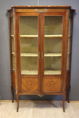 Vitrine en bois de placage et marqueterie de fleurs, 2 porte…
