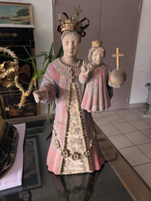 une statue de femme tenant un enfant dans ses bras