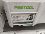 gros plan d'un compteur de gaz sur lequel est apposé un autocollant vert