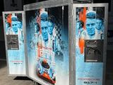 un distributeur automatique sur lequel figure la photo d'un homme