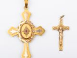 deux croix en or et un pendentif en forme de croix orné d'une croix
