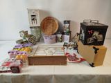 une table sur laquelle se trouvent de nombreux objets différents