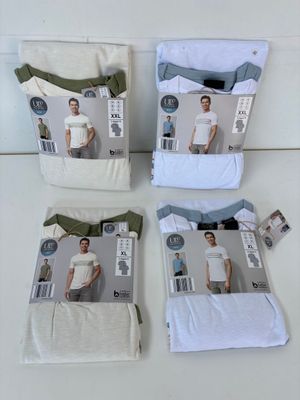 trois t-shirts blancs pour homme et un pantalon vert