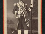 une vieille photo d'un homme en uniforme, muni d'une épée