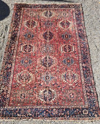 un tapis rouge et bleu posé sur un sol en béton