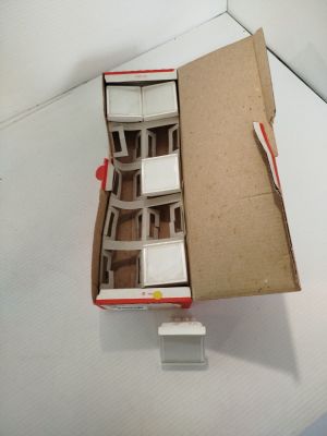 un carton contenant plusieurs chaises