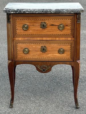 une petite commode à plateau en marbre posée sur un socle
