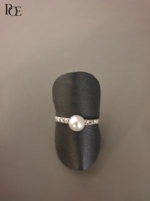 bague en argent massif sertie d'une perle et de diamants