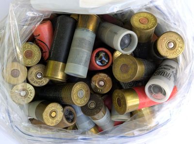 un sac rempli de cartouches de fusil de chasse de différents types