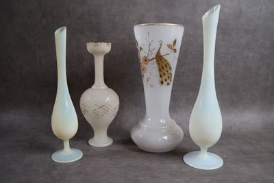 trois vases posés l'un à côté de l'autre sur une table