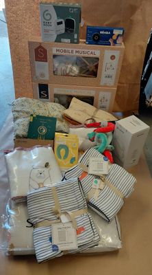 plusieurs objets posés ensemble sur une table