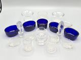 beaucoup de verres et de tasses posés sur une table